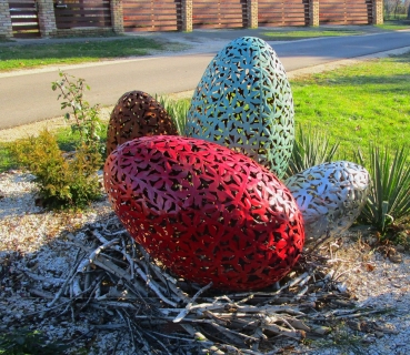 Eiernest Garten Skulptur bestehend aus 2 großen (120 cm) und 2 kleinen (85 cm) Eiern.